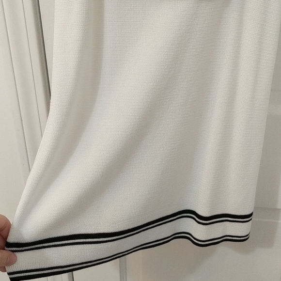 Black and White Top - Picture 3 of 4